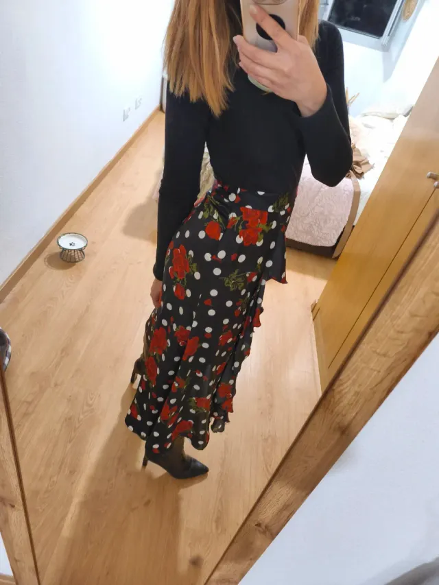 Falda Zara lunares y rosas
