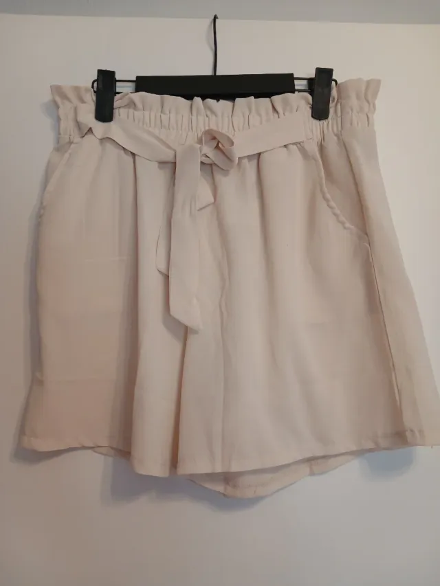 Pantalón corto beige con cinturón