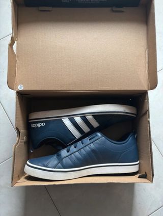 Zapatillas Adidas Azul Marino y Blanco