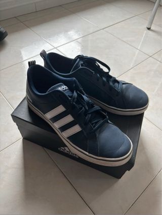 Zapatillas Adidas Azul Marino y Blanco