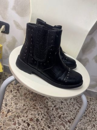 Stivaletti neri con borchie