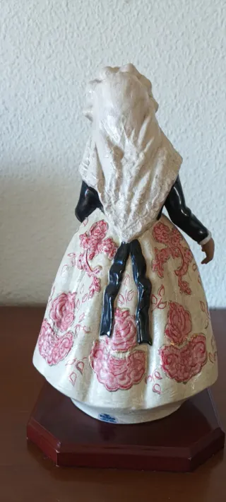 Figura de porcelana mujer traje de alicantina