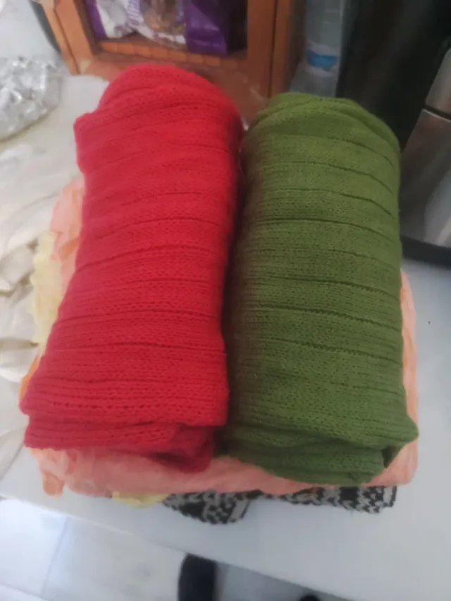 Bufandas rojas y verdes 2€ cada una