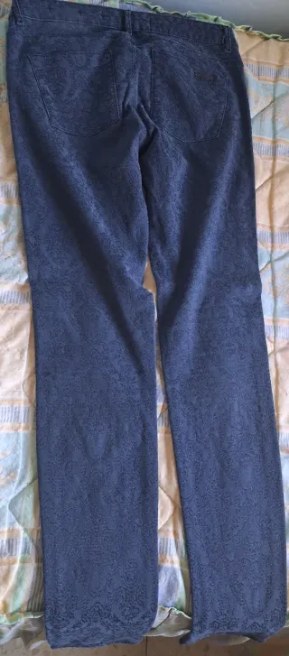 Pantalón azul estampado