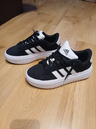 Zapatillas Adidas Negras y Blancas