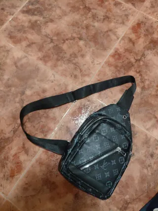 Mochila bandolera negra y gris