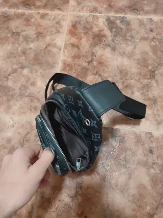 Mochila bandolera negra y gris