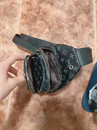 Mochila bandolera negra y gris