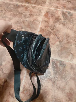 Mochila bandolera negra y gris
