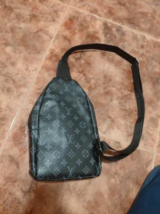 Mochila bandolera negra y gris