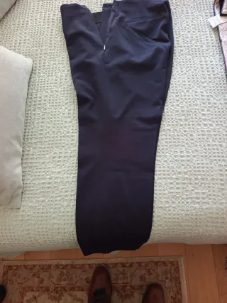 Chaqueta de cuero negra, falda cuero y pantalones.