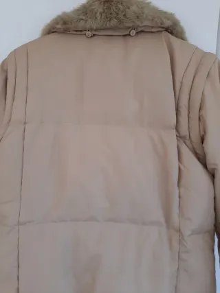 Chaquetón de plumas beige con cuello de pelo