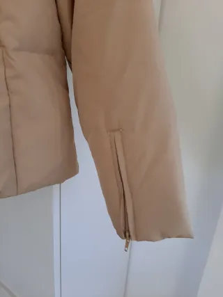 Chaquetón de plumas beige con cuello de pelo