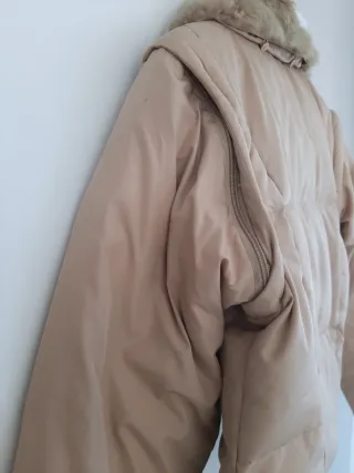 Chaquetón de plumas beige con cuello de pelo