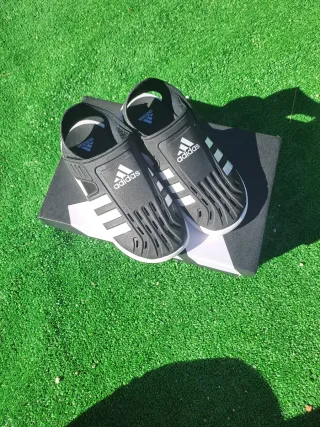 Sandali Adidas per bambini taglia 35 neri e bianchi