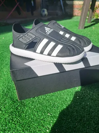 Sandali Adidas per bambini taglia 35 neri e bianchi