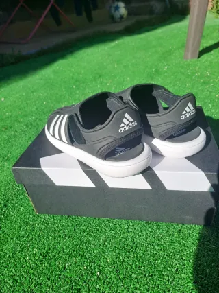 Sandali Adidas per bambini taglia 35 neri e bianchi