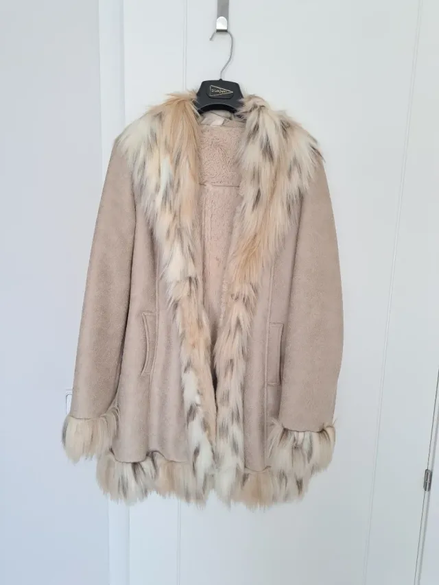 Abrigo beige con detalles de pelo