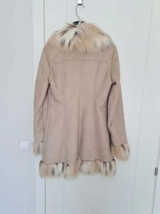 Abrigo beige con detalles de pelo