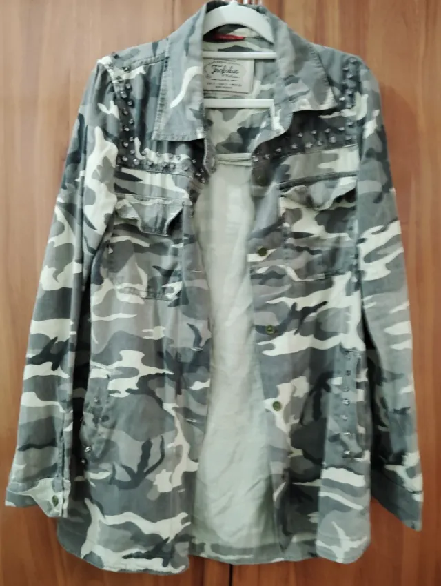 Camisa camuflaje con tachuelas