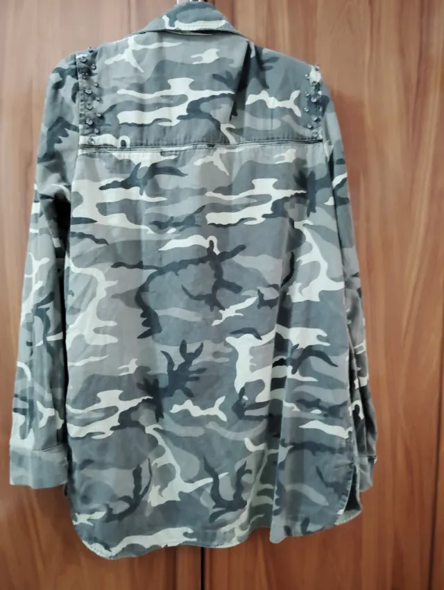 Camisa camuflaje con tachuelas