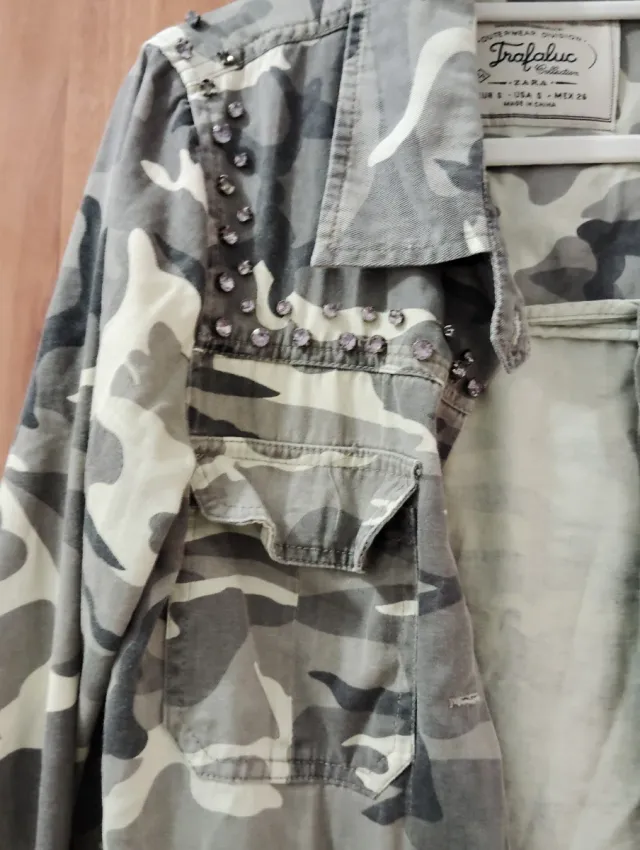 Camisa camuflaje con tachuelas