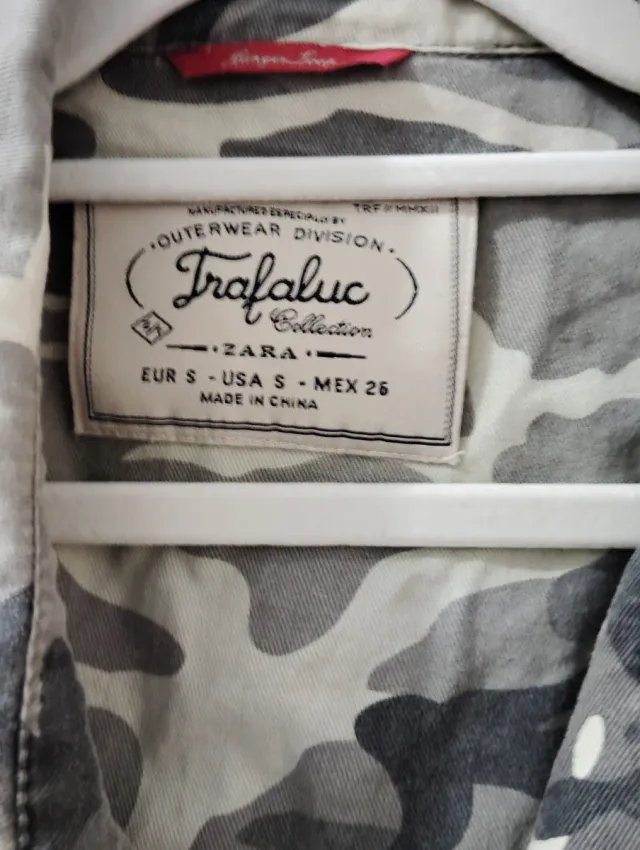 Camisa camuflaje con tachuelas