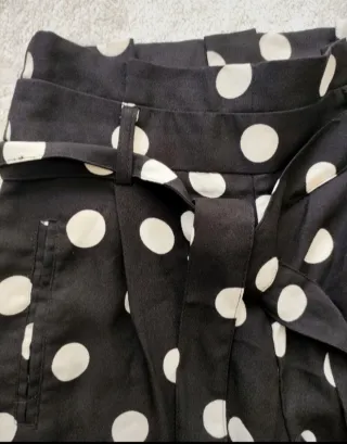 Pantalones chinos estampado lunares negros y blanc