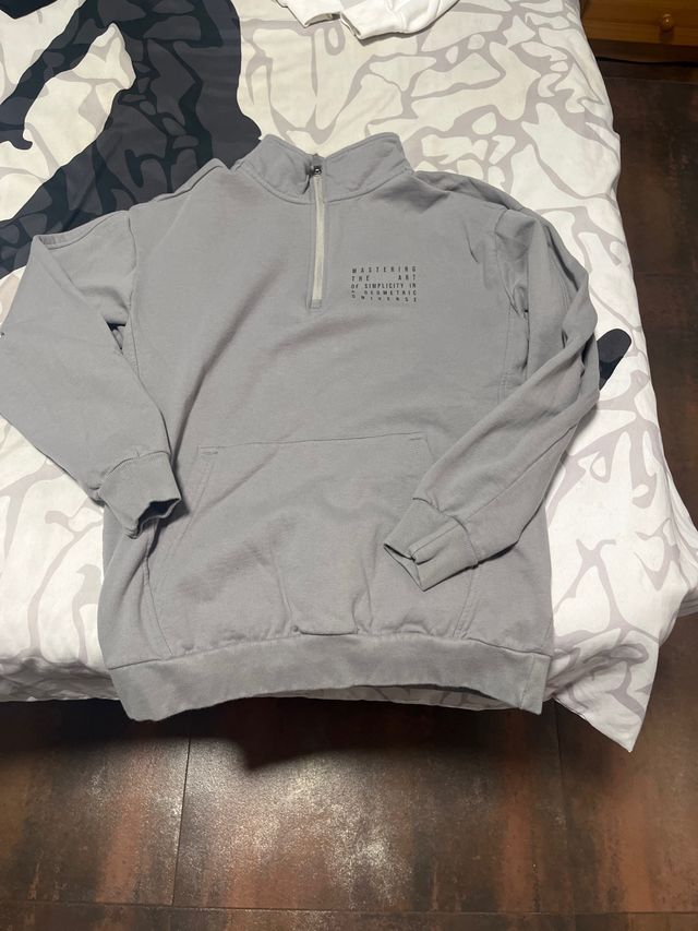 Sudadera gris con cremallera y bolsillo
