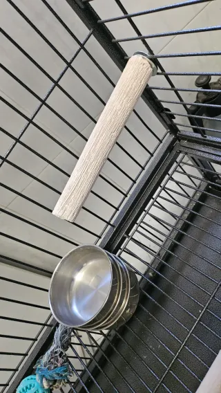 Jaula para aves con 3 platos y juguetes incluidos