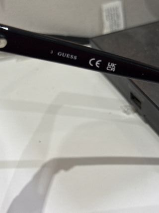 Gafas de sol Guess negras y doradas