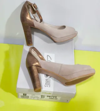 Tacones Clarks T37 Beige y Dorado