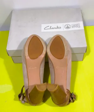 Tacones Clarks T37 Beige y Dorado