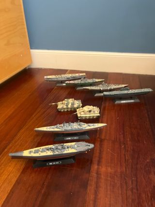 Modelli di navi e carri armati