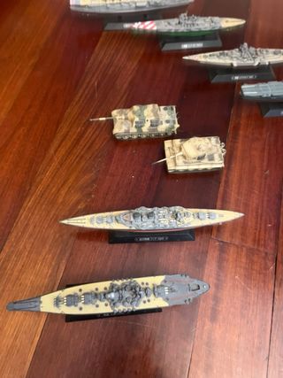 Modelli di navi e carri armati