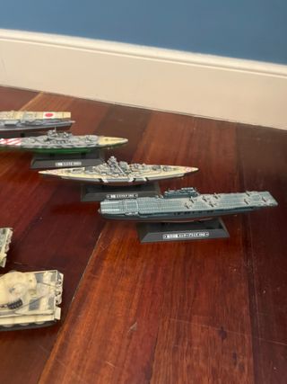 Modelli di navi e carri armati