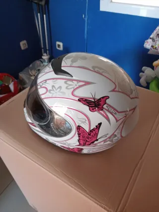 Casco de moto blanco con mariposas