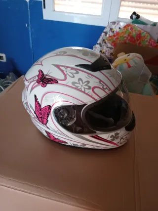 Casco de moto blanco con mariposas