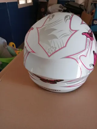 Casco de moto blanco con mariposas