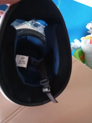 Casco de moto blanco con mariposas