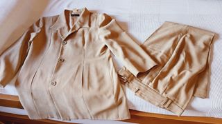 Traje pantalón y blazer marrón claro