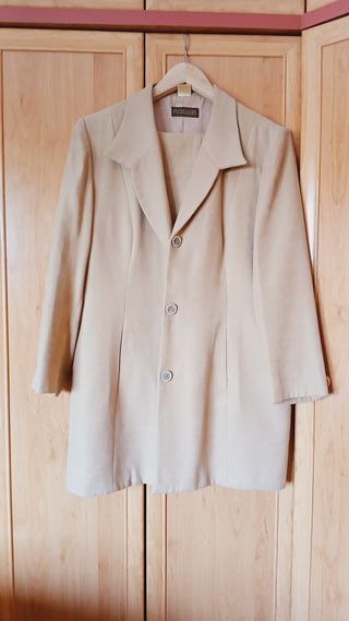 Traje pantalón y blazer marrón claro