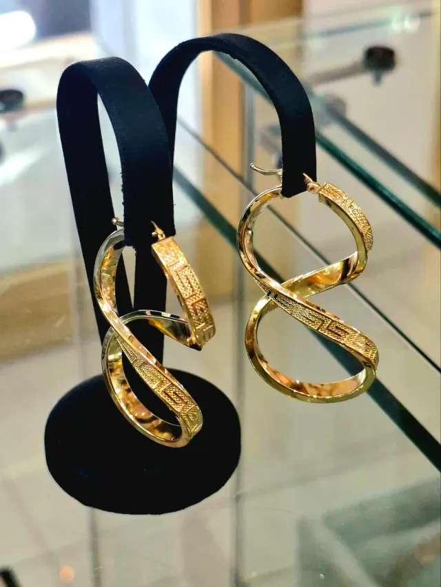 Aros estilo y diseño Versace Infinito Oro 18k. 5,6