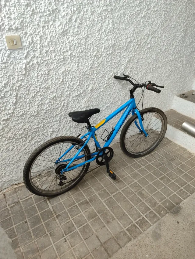 Bicicleta infantil azul casi sin uso