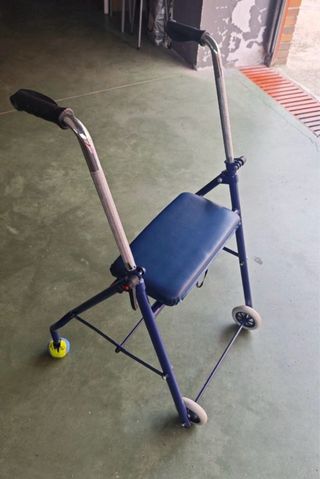 Andador azul marino con asiento y ruedas