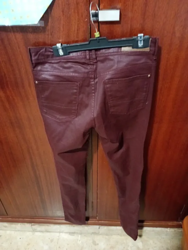 Pantalones Massimo Dutti cuero granate