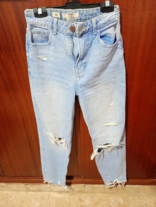 Vaqueros rotos desgastados