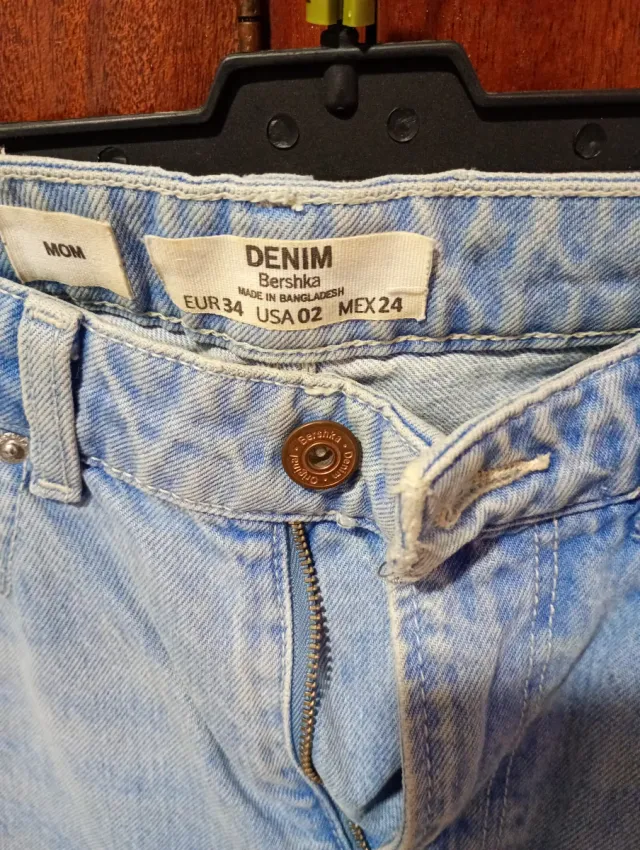 Vaqueros rotos desgastados