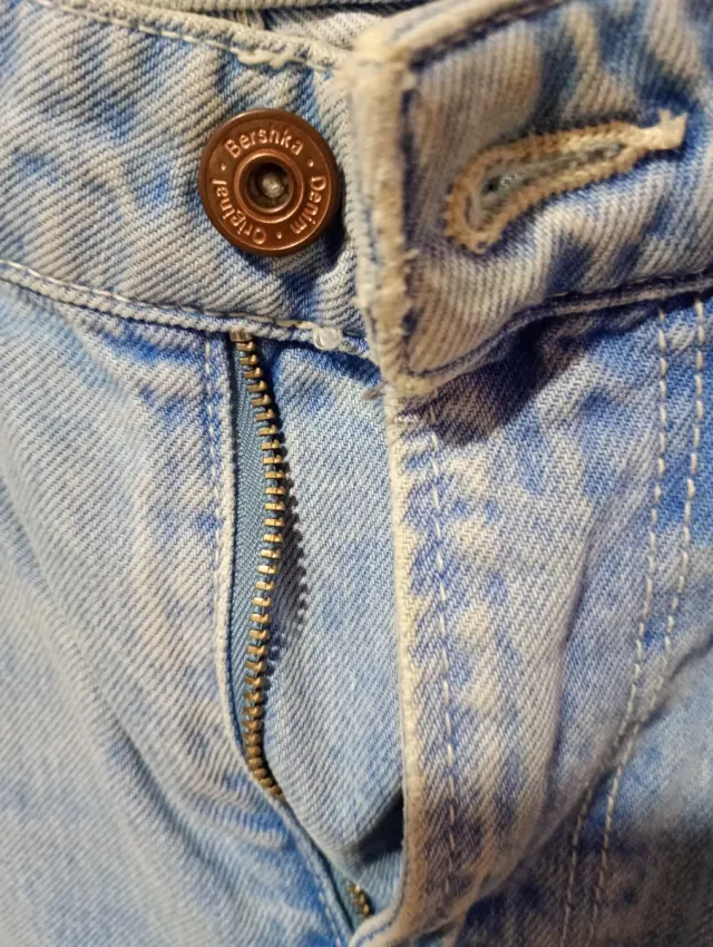 Vaqueros rotos desgastados