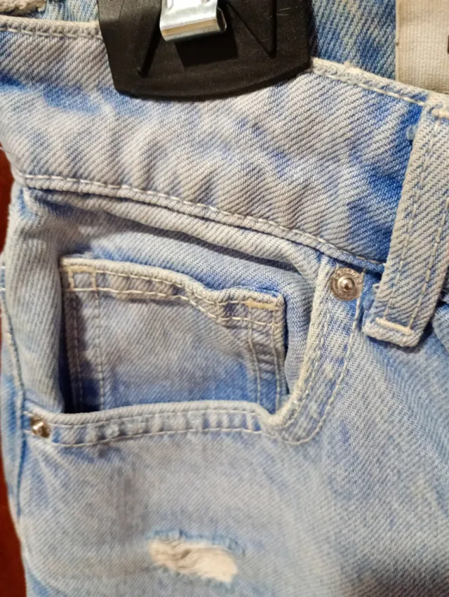 Vaqueros rotos desgastados